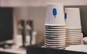 Eisbecher und Kaffeebecher sind Serviceverpackungen