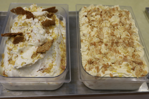 Dekoration für Bienenstich-Eis aus Mandeln und Honig