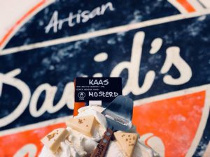 Spezialität: Eis mit Käse und Senf.