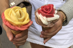 Eis als kunstvolle Rosenblüte