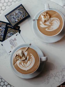 Kaffee mit Marshmallow-Pep