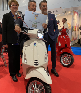 Urkunde und Vespa als Gewinn