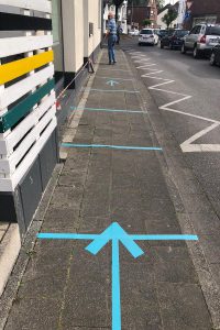 Blaue Markierungen regeln den Verkehr