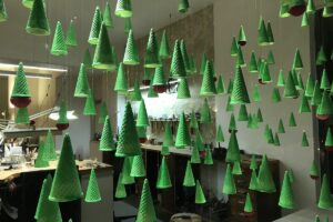 Weihnachtliches Schaufenster mit Eishörnchen