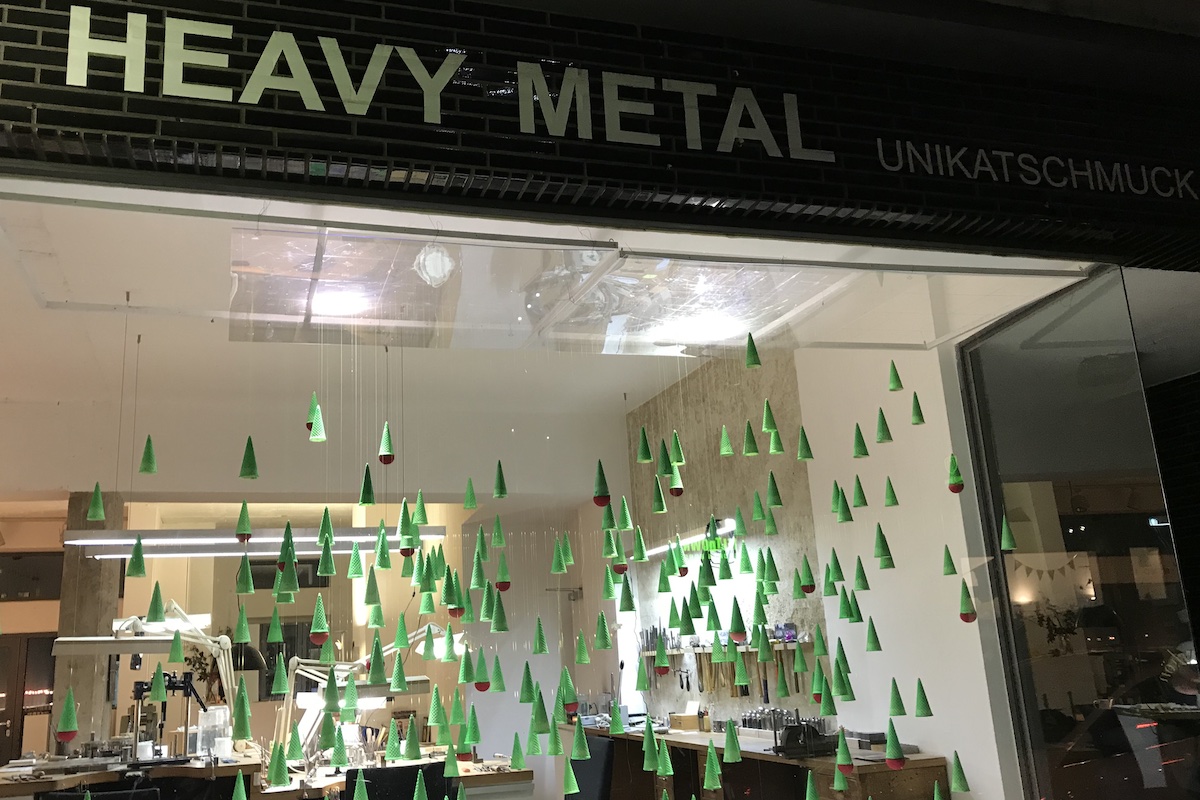Unikatschmuck Heavy Metal Schaufensterdekoratoion