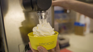 Sahnebecher im gelben ReCiclo Mehrwegeisbecher