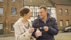 Pärchen mit Mehrwegeisbecher