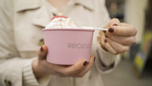 Eis To-Go im nachhaltigen ReCiclo Mehrwegeisbecher
