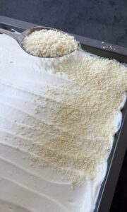 Spaghetti-Eis-Kuchen von GEBAS mit Parmesanraspel