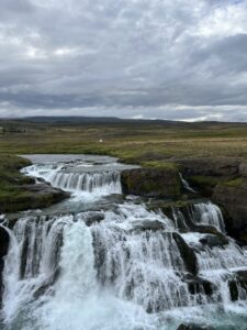 Foto mit Wasserfall und Island Natur